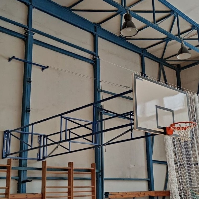 Nolokāma konstrukcija ar stiprinājumiem, baltajām tāfelēm 180x105 cm, nolokāma uz vienu pusi.