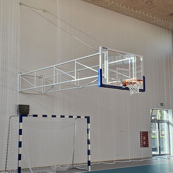 Nolokāma konstrukcija ar stiprinājumiem, baltajām tāfelēm 180x105 cm, nolokāma uz vienu pusi.