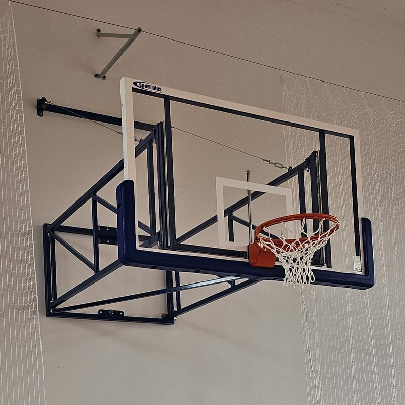 Nolokāma konstrukcija ar stiprinājumiem, baltajām tāfelēm 180x105 cm, nolokāma uz vienu pusi.