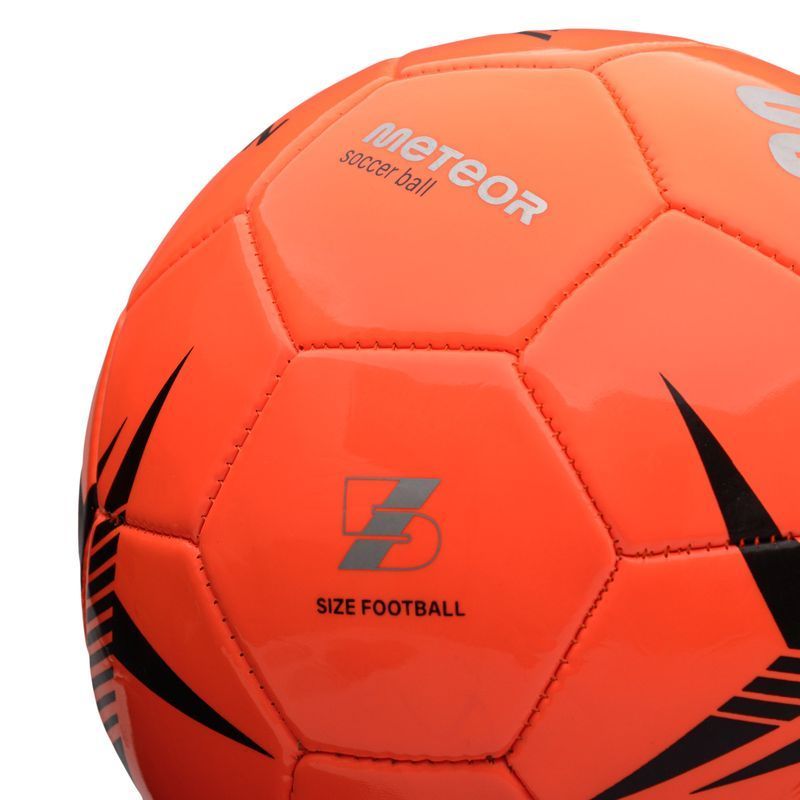 Meteor Spin futbola bumba, 5. izmērs, melnā un oranžā krāsā